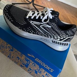 NEW Brooks Levitate GTS Women’s Running Sneaker size 9.5